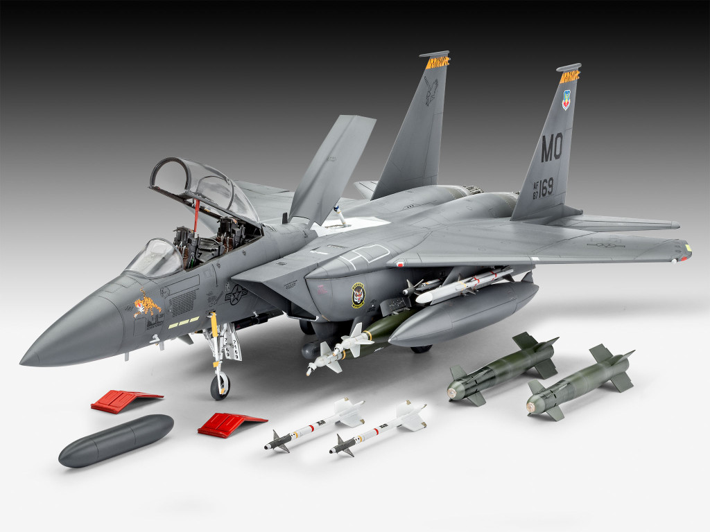 R04891 -Самолет F-15E Strike Eagle