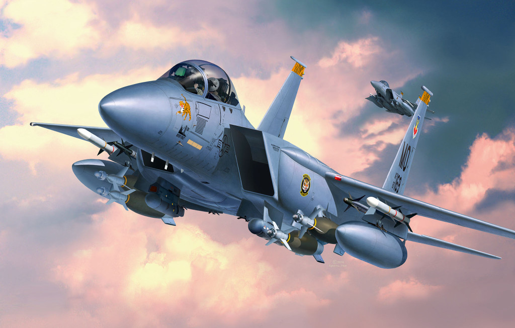 R04891 -Самолет F-15E Strike Eagle